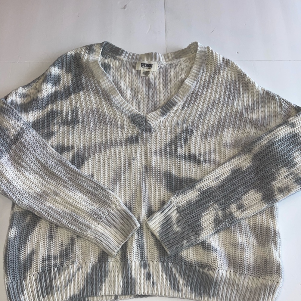 Pink Victoria's Secret L Large Gray and White V-Neck Oversized Sweater